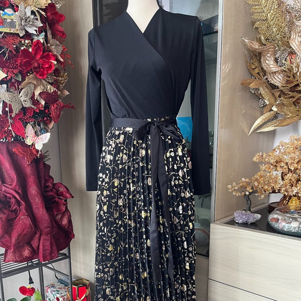 NWT-LulaRoe-DeAnne Stunning Black and Gold Foiled Flowers, Wrap Long Sleeve Gown